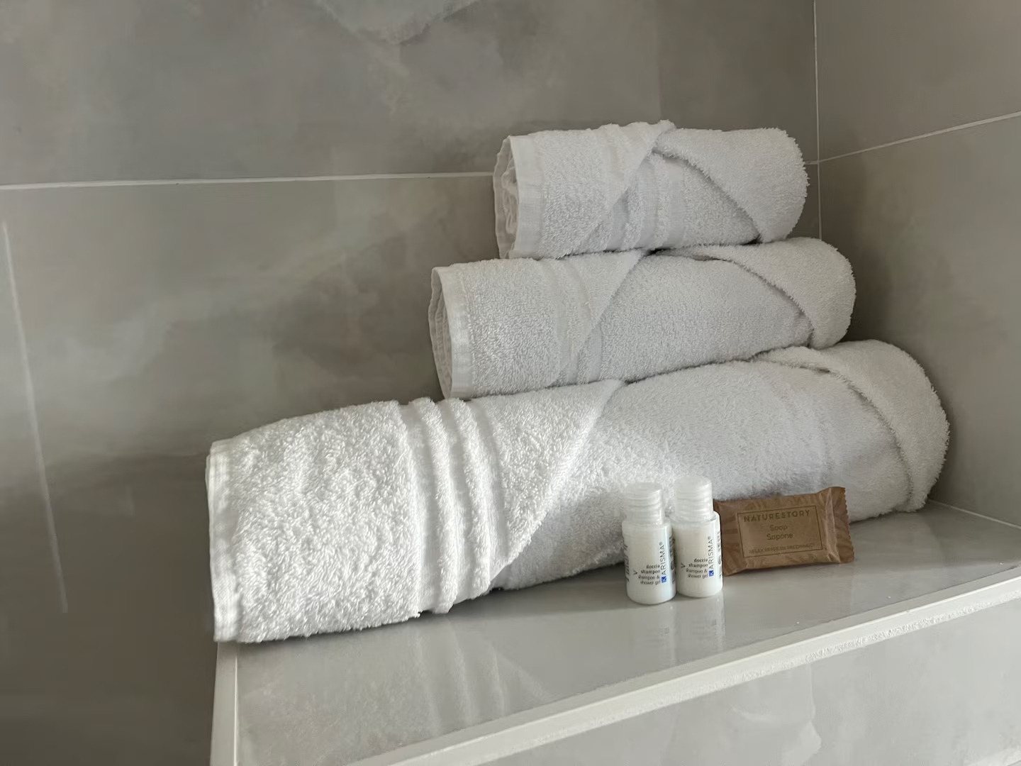 Asciugamani e prodotti bagno preparati per gli ospiti